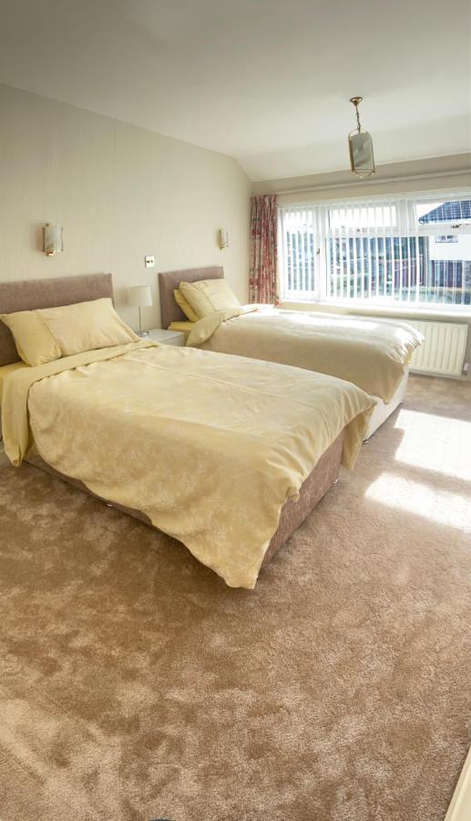 Large 4 Bedroom Home In Boston Spa Village In-Between York, Harrogate And Leeds, Sleeps 9 Exterior foto